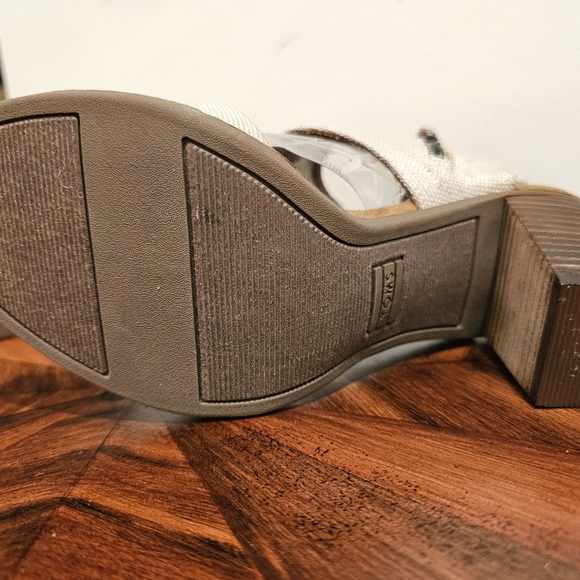 Toms - Picture 2 of 3